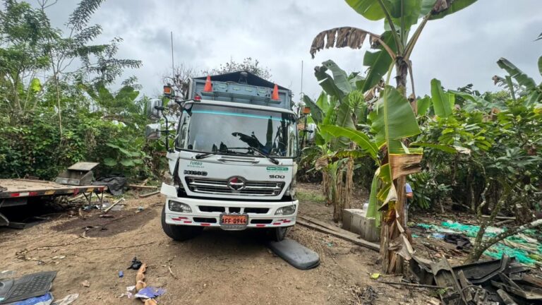 Policía Nacional recupera vehículo robado durante allanamientos en El Carmen, Manabí