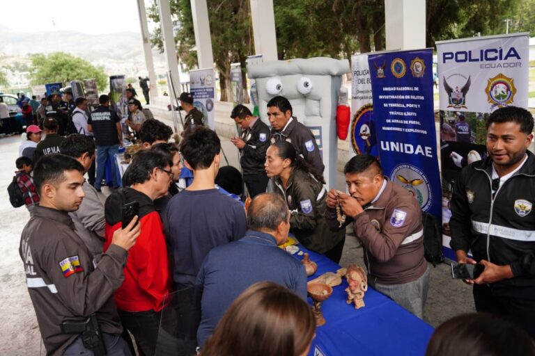 Feria de Seguridad en Otavalo congregó a cientos de ciudadanos en el parque San Sebastián