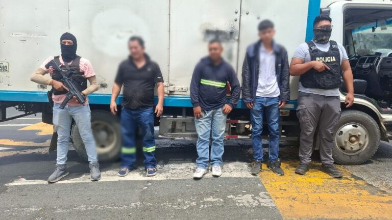 La Policía Nacional liberó a tres ciudadanos y recuperó un vehículo tipo camión reportado como robado