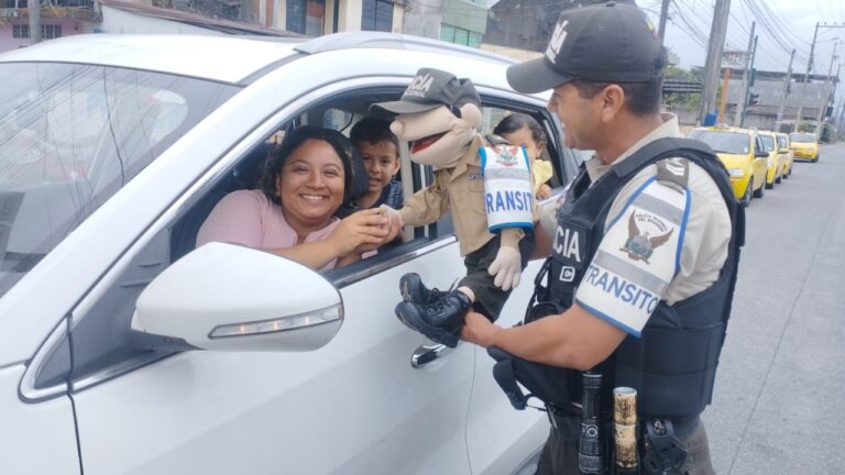 Policía Nacional ejecuta campaña de seguridad vial en los ejes viales Esmeraldas