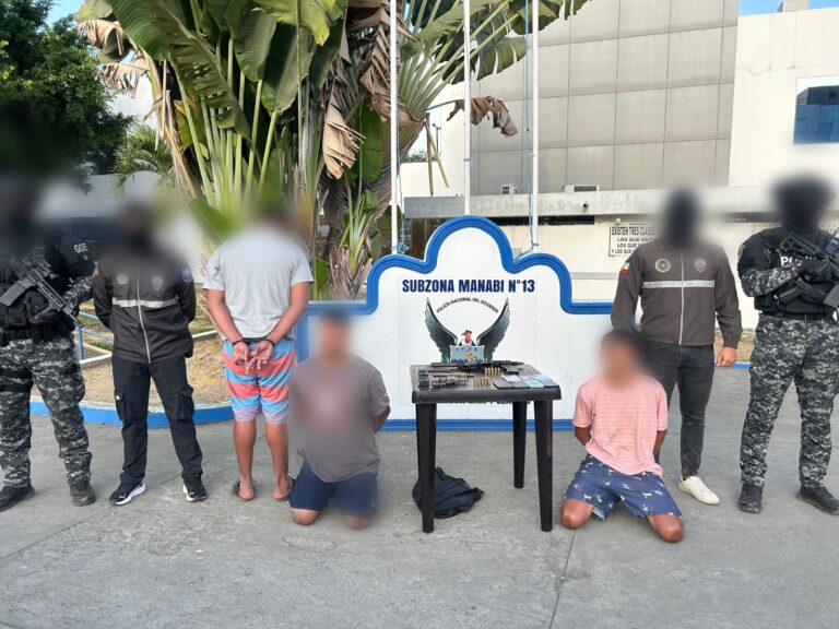 Tres integrantes del GAO “Los Choneros” capturados por tenencia y porte ilegal de armas en Manabí