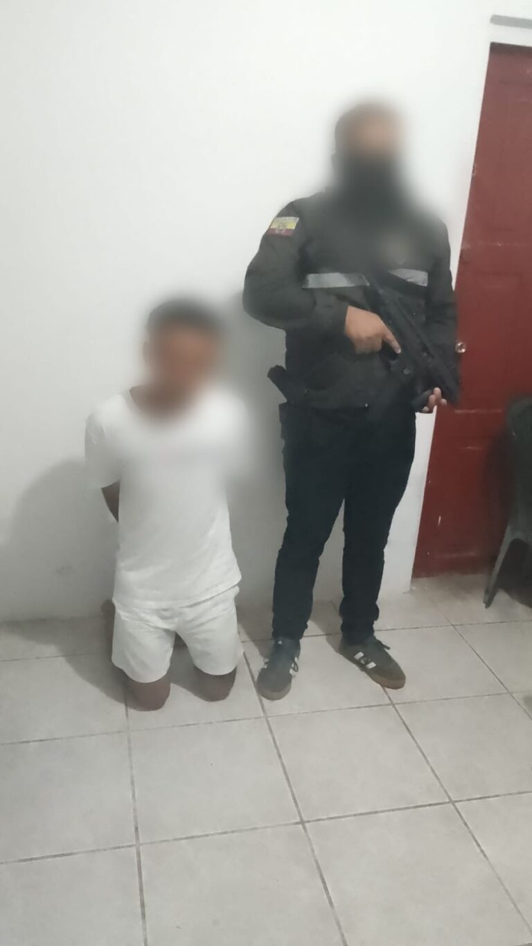 Ciudadano aprehendido con arma traumática durante intervención interagencial en night club de Manabí