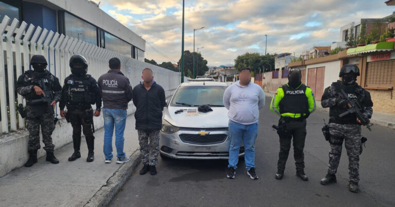 Policía Nacional captura a dos sujetos con arma de fuego y vehículo robado en Ambato