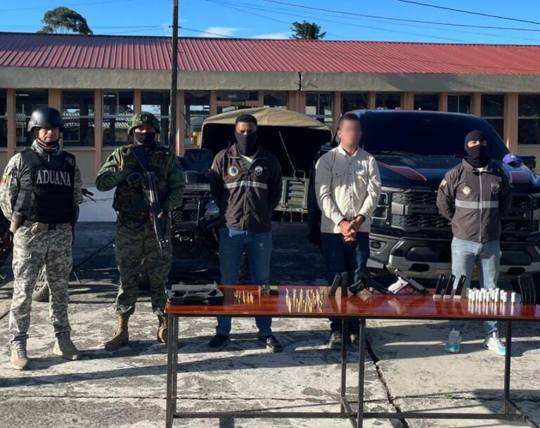 Golpe al contrabando en Loja: Policía decomisa vehículos, armas y captura a un implicado