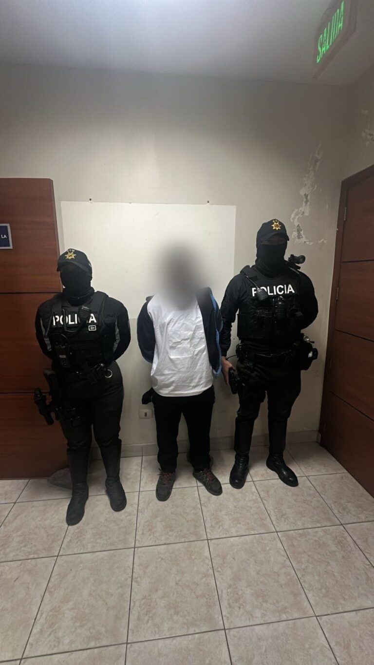 Policía aprehende a ciudadano con droga y arma en Loja