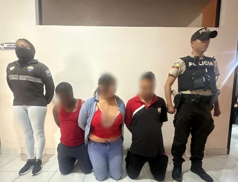 Aprehensión de tres ciudadanos por el presunto delito de robo agravado