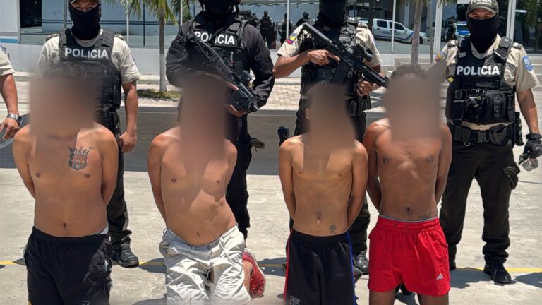 ​Una víctima de secuestro liberada y cuatro presuntos secuestradores capturados en Manta