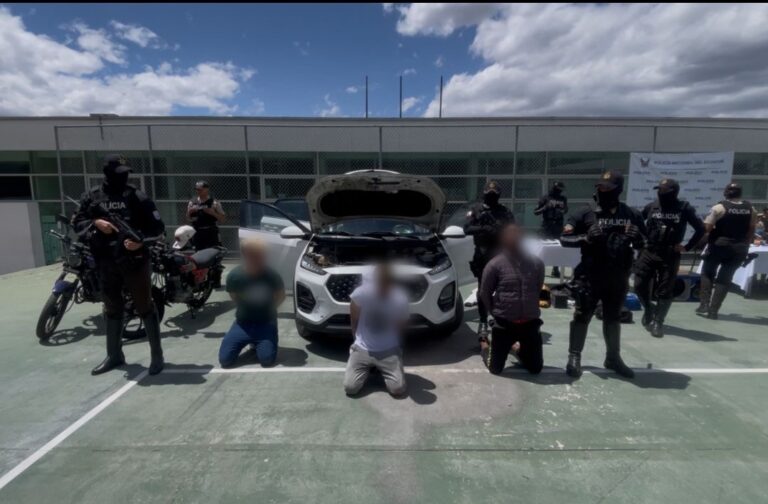 Policía Nacional aprehendió a tres ciudadanos con arma de fuego en el norte de Quito