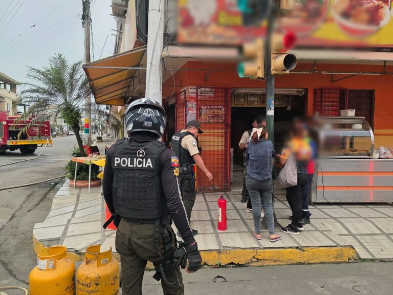 Rápida acción policial permitió salvar la vida de dos menores de edad y una persona con discapacidad en un incendio