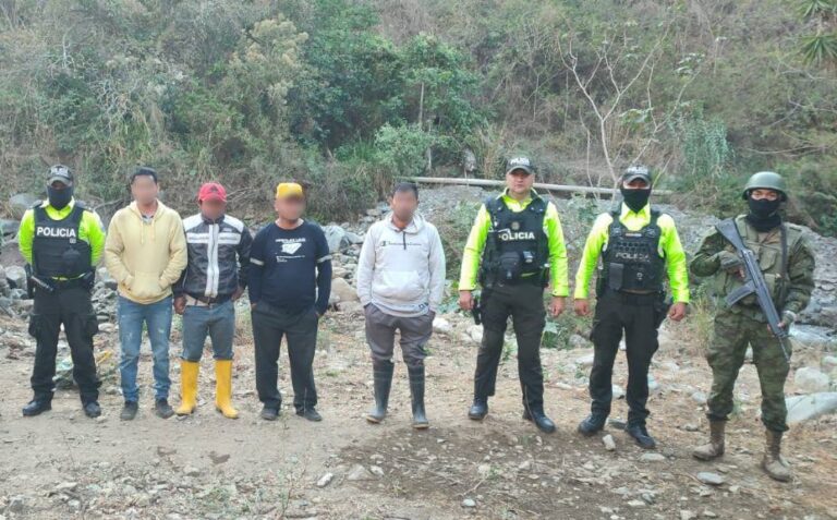Cuatro capturados por presunta minería ilegal en Loja