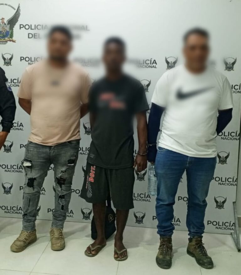 La Policía Nacional aprehendió a tres implicados por el transporte ilegal de hidrocarburos en Esmeraldas.