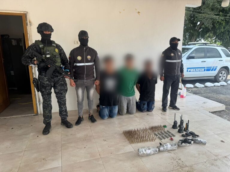 Policía aprehendió a tres ciudadanos por presunto asesinato e incautó municiones, explosivos y droga en Patricia Pilar, Los Ríos