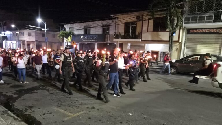 Caminata con antorchas fortalece la unión comunitaria en Quinindé