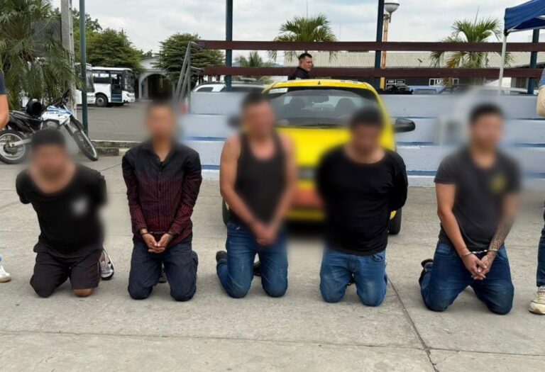 Dos víctimas de secuestro liberadas y cinco presuntos integrantes de “Los Lobos” capturados en Manabí