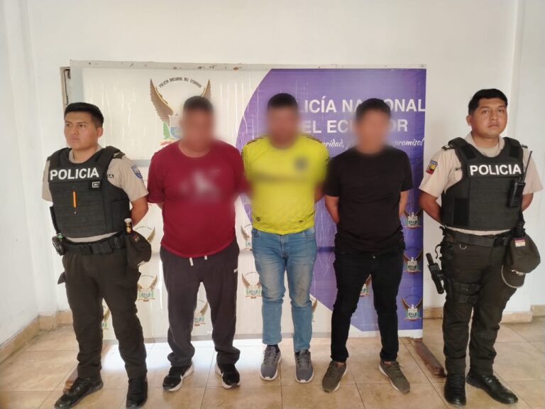 Tres presuntos integrantes de «Los Tiguerones» fueron aprehendidos con vehículo robado en Guayas.