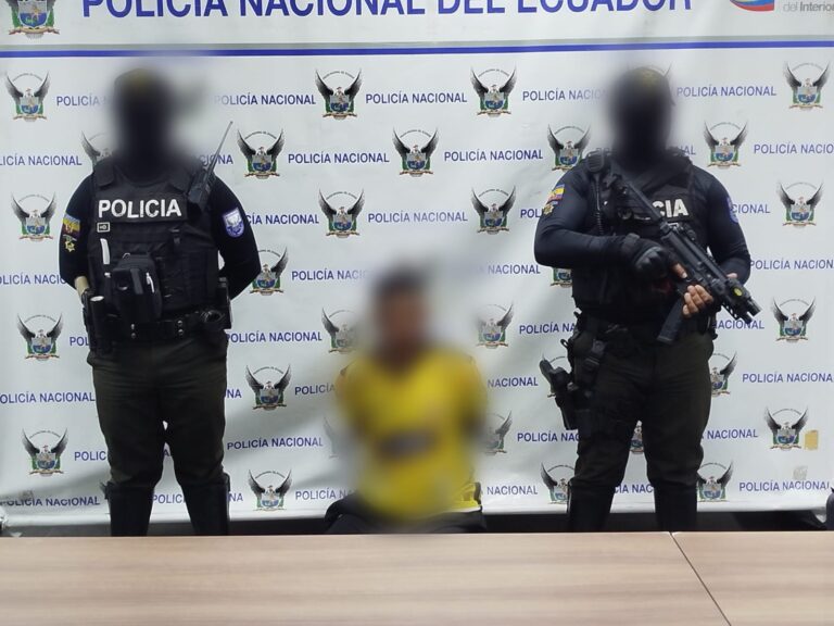 Sujeto aprehendido por tenencia ilegal de arma de fuego y recuperación de vehículo en Los Ríos
