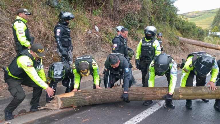 Policía Nacional habilita vías en la provincia del Carchi mediante dispositivos de seguridad