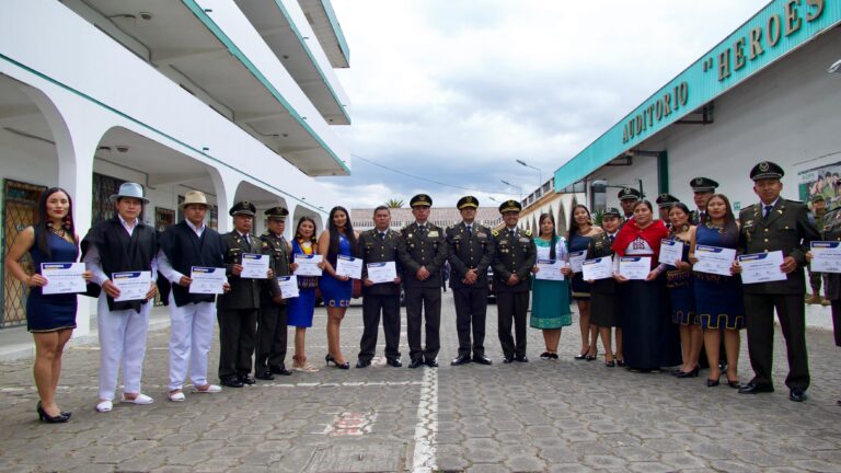 Servidores policiales de pueblos y nacionalidades indígenas reciben reconocimiento del Estado ecuatoriano