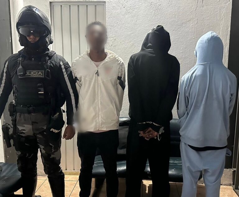 Tres sujetos capturados en flagrancia tras asalto con arma blanca