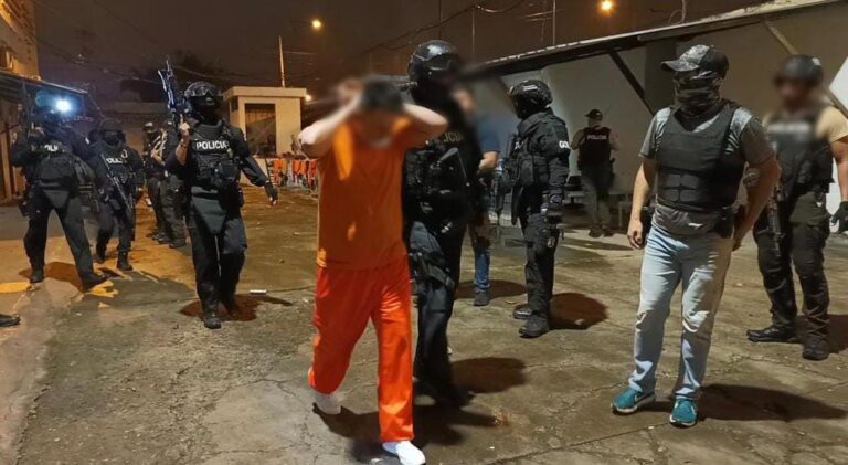 Policía Nacional retoma el control del CRS de Machala tras enfrentamiento armado
