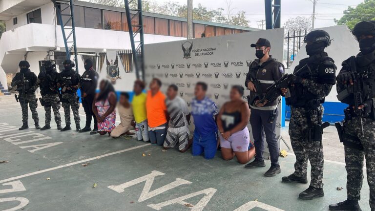Policía Nacional aprehendío a cinco sujetos presuntos integrantes de un GDO en Esmeraldas con droga.