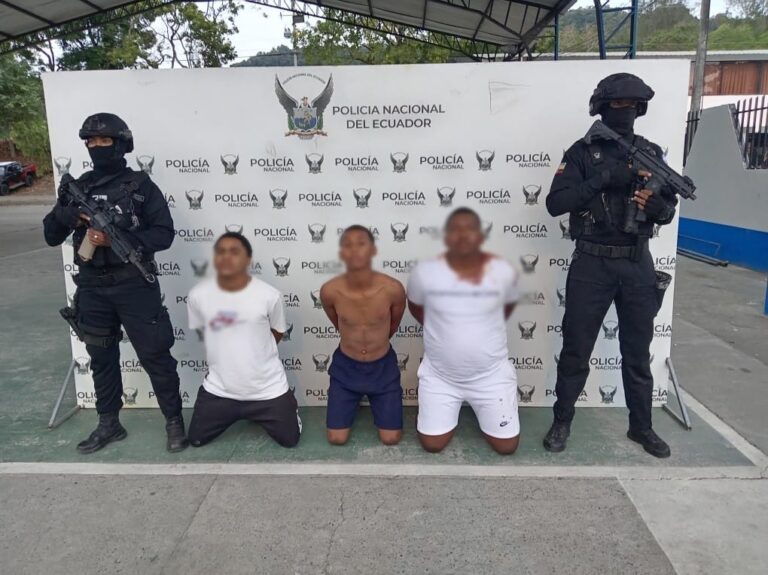 Tres presuntos integrantes de «Los Gánster» entre ellos alias “Pulpin” fueron capturados con armas y explosivos en Esmeraldas