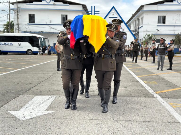 Policía Nacional rinde su último adiós al Cbop. Chávez en emotiva capilla ardiente