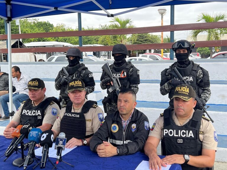 Dos aprehendidos, 3 fusiles decomisados y camión recuperado en Manabí