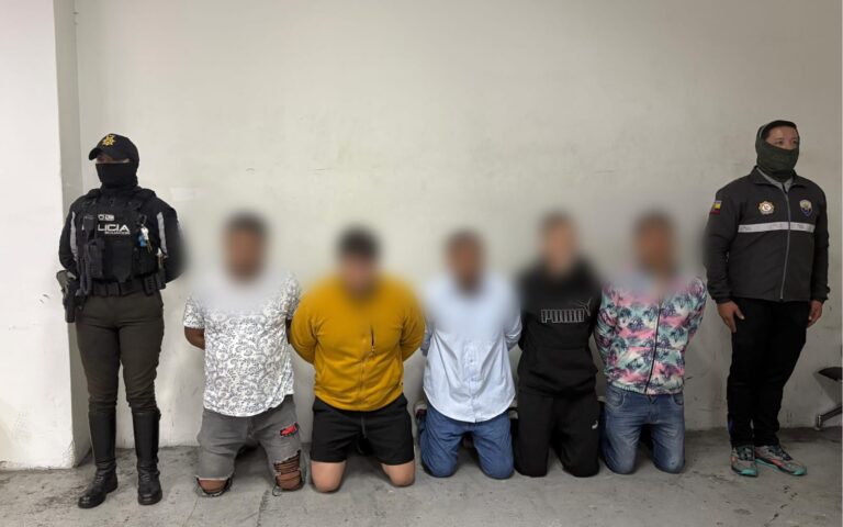 En flagrancia, Policía aprehendió a cinco personas por robo a local comercial, en Quito