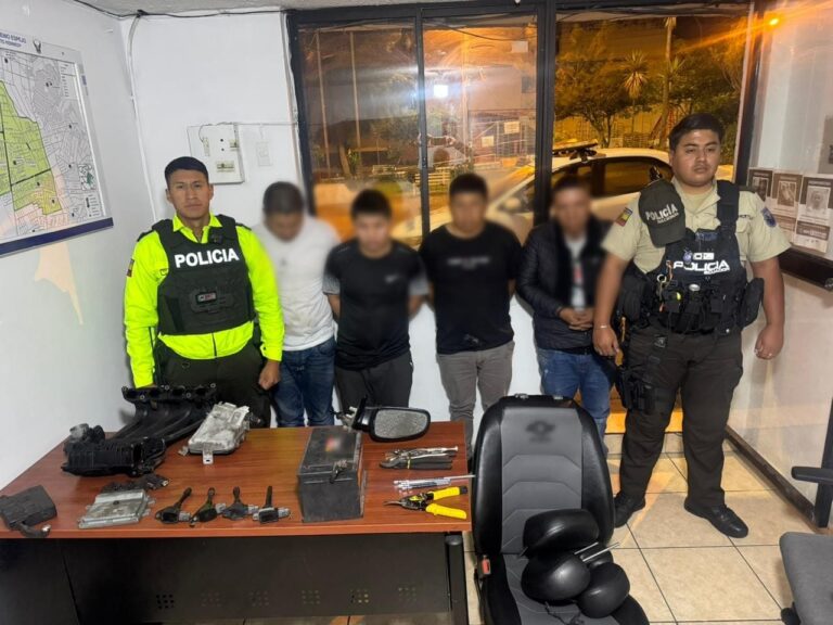 Policía aprehende a cuatro personas por presunto robo de accesorios de vehículos