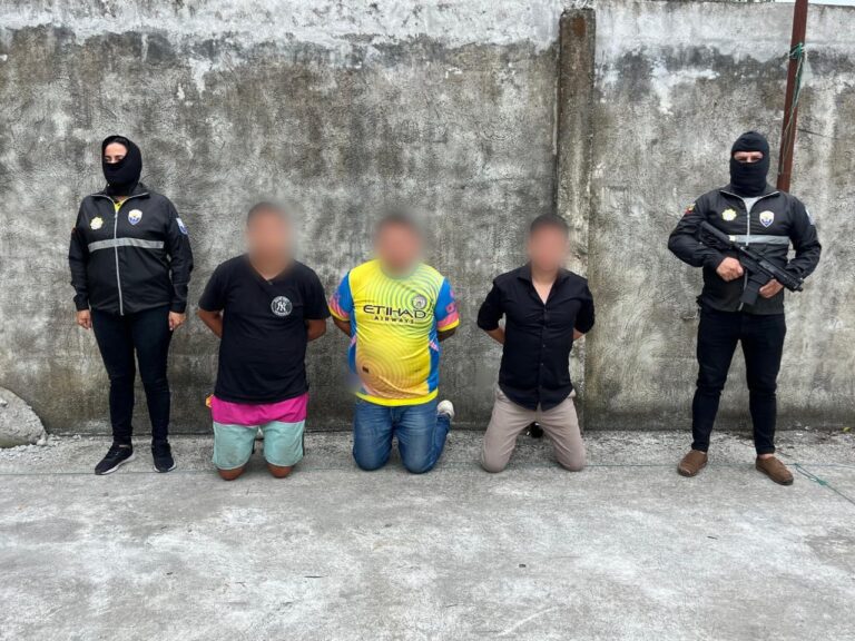 Tres aprehendidos por robo de vehículos y autopartes en El Carmen