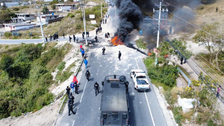 Policía Nacional restablece la circulación vehicular en los sectores Caspigasi y San Isidro de Guachala