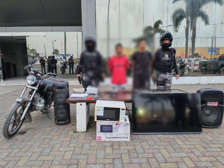 Dos sujetos aprehendidos en poder de armas de fuego y droga en Los Ríos
