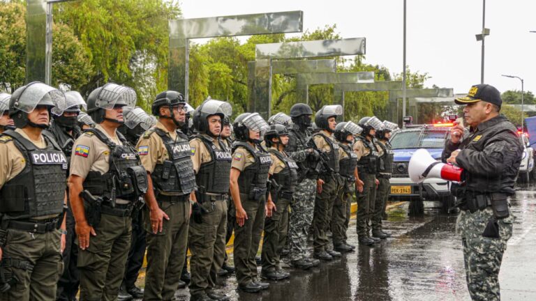 Más de 1000 policías refuerzan la seguridad en Quito durante el feriado del 09 de octubre