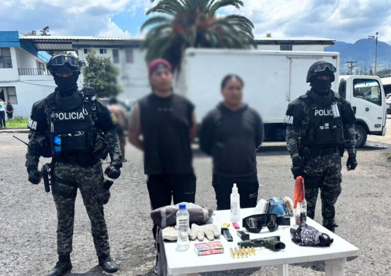 Aprehendimos a dos sujetos con arma de fuego en Otavalo
