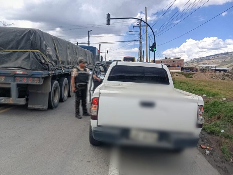 VEHÍCULO ROBADO FUE RECUPERADO DURANTE UN OPERATIVO EN GUAMOTE