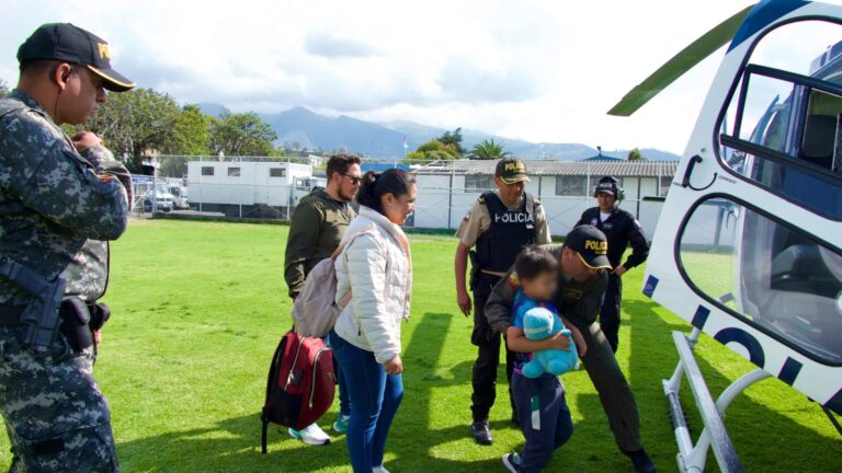 Policía Nacional brinda ayuda humanitaria a menor de edad en Otavalo