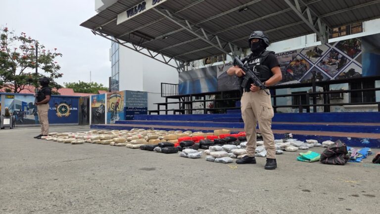 Policía intercepta camión con 369 bloques de marihuana en Guayaquil