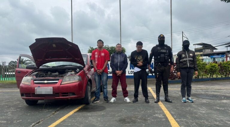 Tres aprehendidos del GAO «Los Lobos» y un vehículo recuperado en Santo Domingo