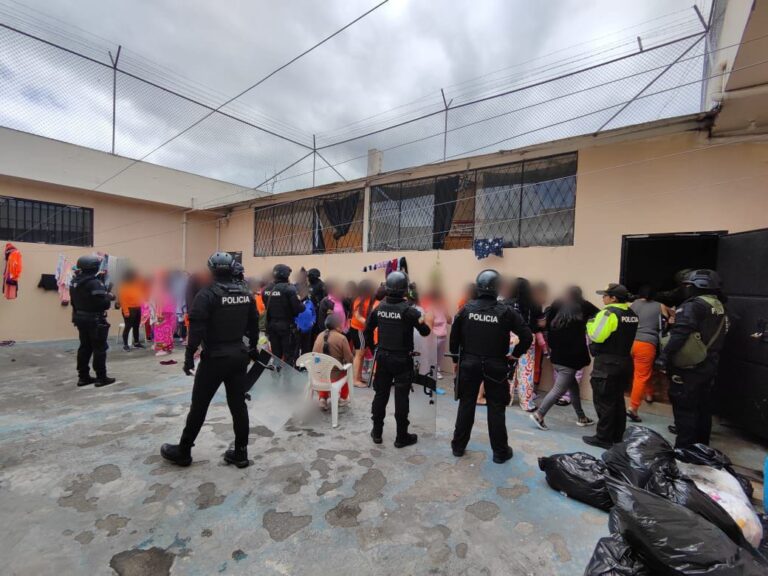 24 armas blancas decomisadas durante intervención en el CPL Chimborazo N.° 3