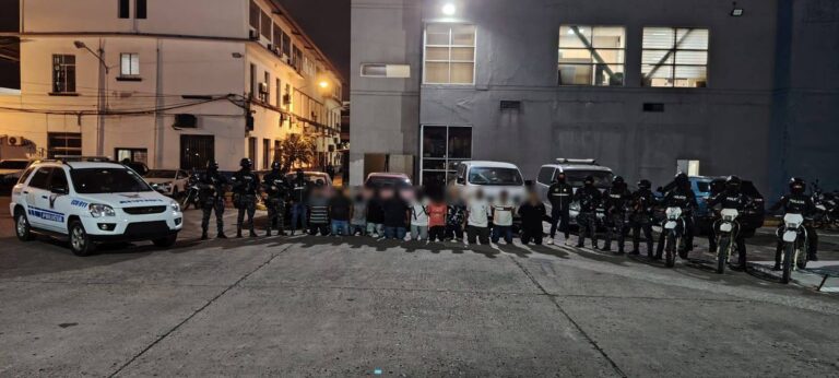 Policía frustra el envío de 1.000 bloques de cocaína