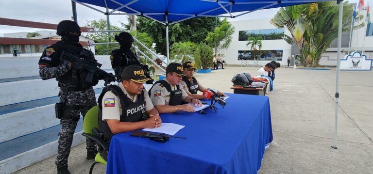 Policía en Manabí aprehende a 4 sujetos vinculados al robo de vehículo, tras enfrentamiento armado