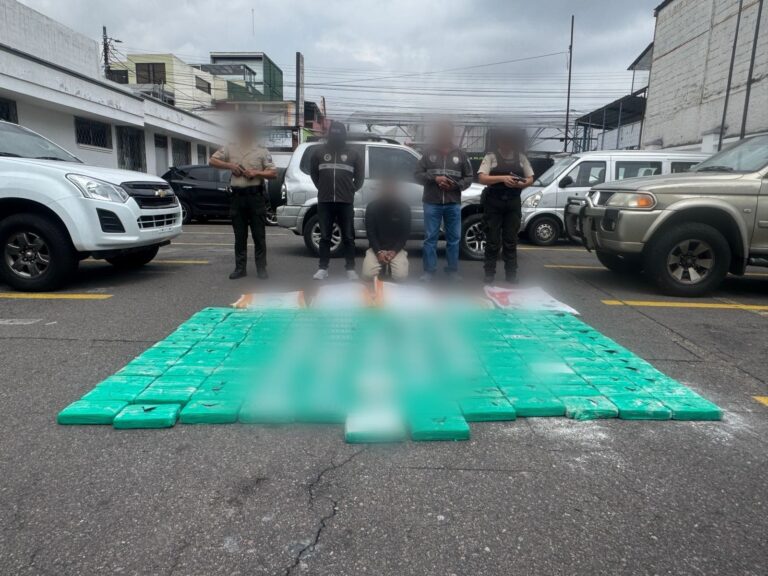 Tras intento de fuga y enfrentamiento Policía Nacional detuvo a dos ciudadanos con más de un millón y medio de dosis de cocaína