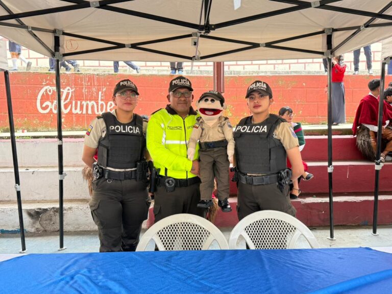 Policía participó de feria ciudadana en el cantón Colta