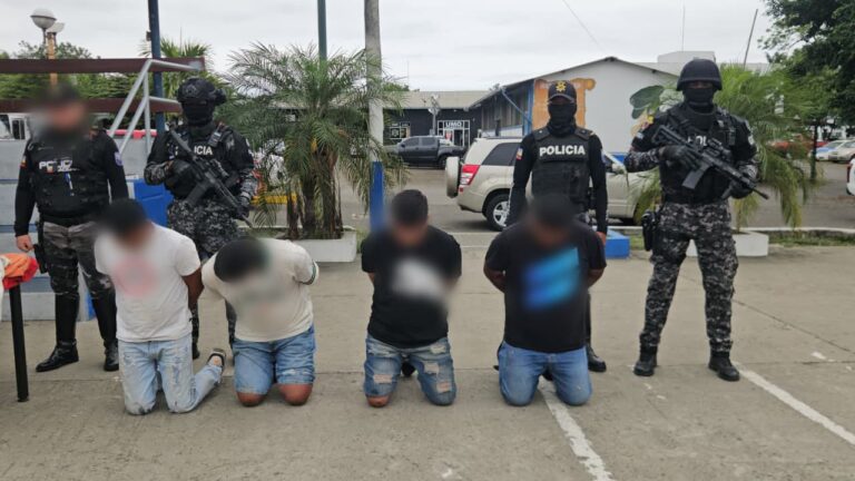 Aprehensión de cuatro sujetos por el delito de robo de vehículos en Manabí