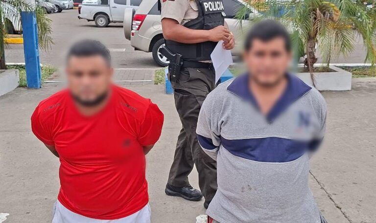 Aprehendimos a dos sujetos armados implicados en robo a personas en Chone