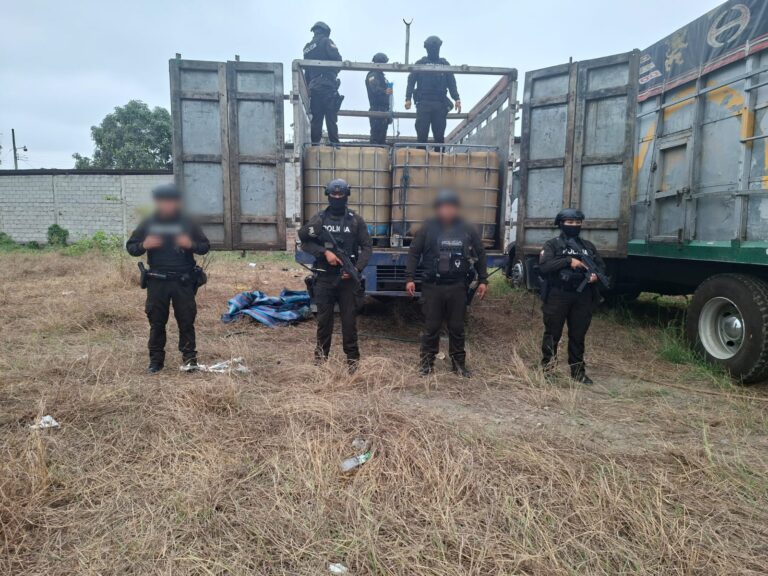 Decomisamos 2.750 galones de combustible presuntamente de origen ilegal en Huaquillas