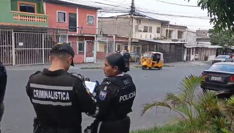 Policía aprehende a dos presuntos asaltantes tras enfrentamiento armado en Guayaquil