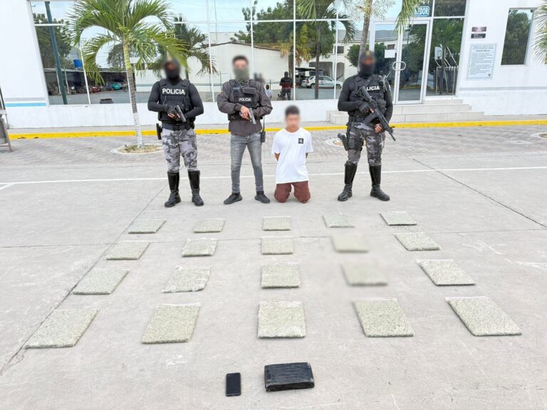 Aprehendimos a un sujeto por el delito de tráfico de droga en Manta