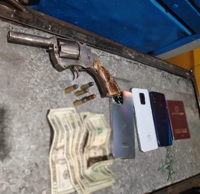 Tres ciudadanos detenidos con arma de fuego